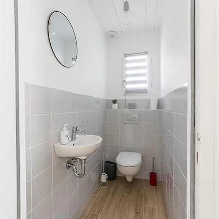 Maison Spacieuse Pour 8 Pers. Proche De La - Fr-1-835-23 *