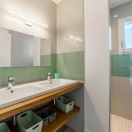 Maison Spacieuse Pour 8 Pers. Proche De La - Fr-1-835-23 *